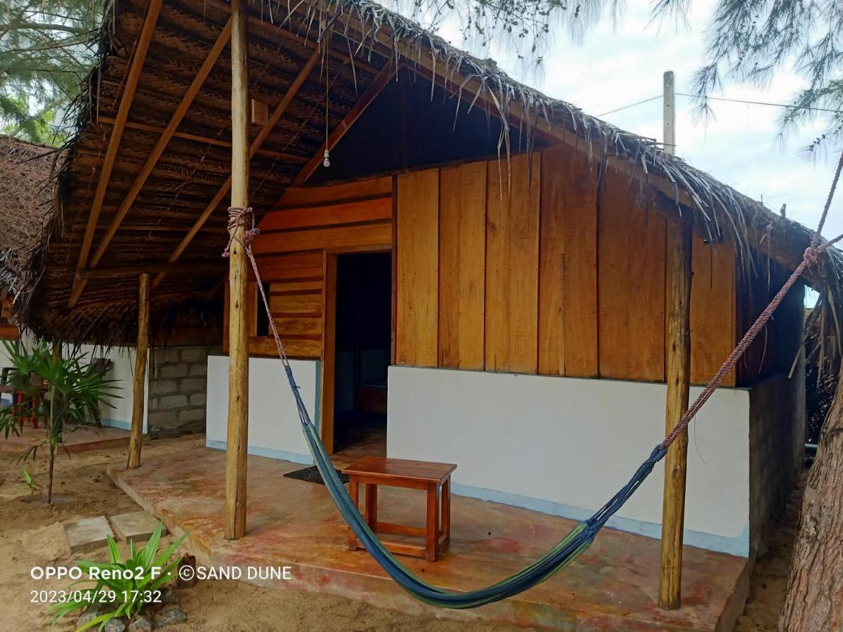 Sand Dune Beach Resort & Surf Camp Arugam Bay Bagian luar foto