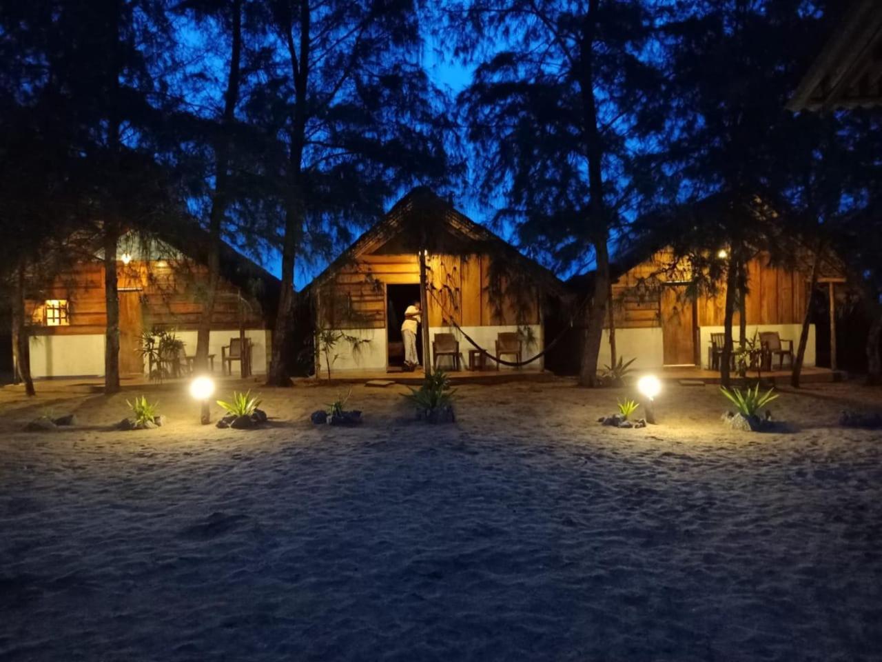 Sand Dune Beach Resort & Surf Camp Arugam Bay Bagian luar foto