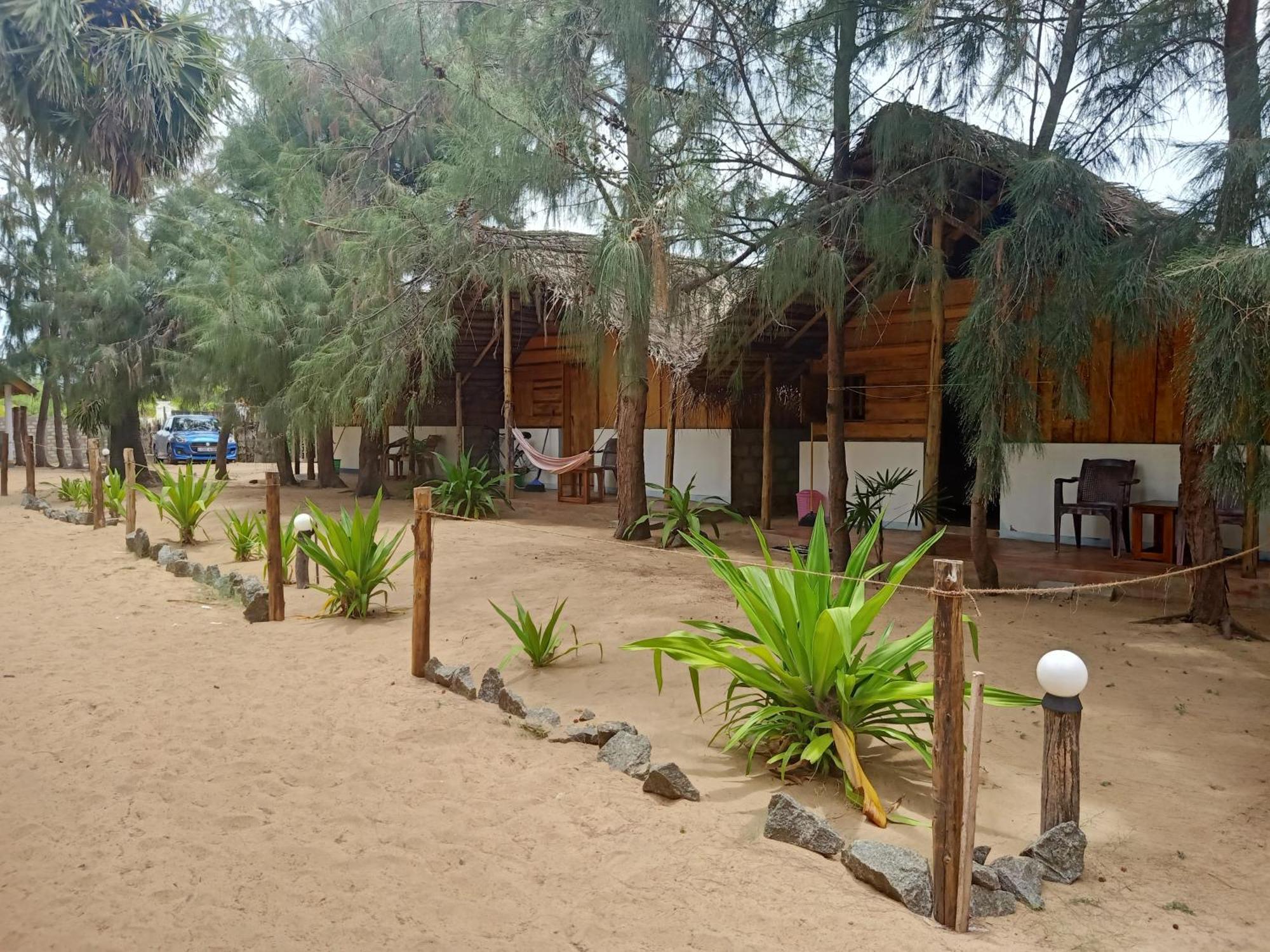 Sand Dune Beach Resort & Surf Camp Arugam Bay Bagian luar foto