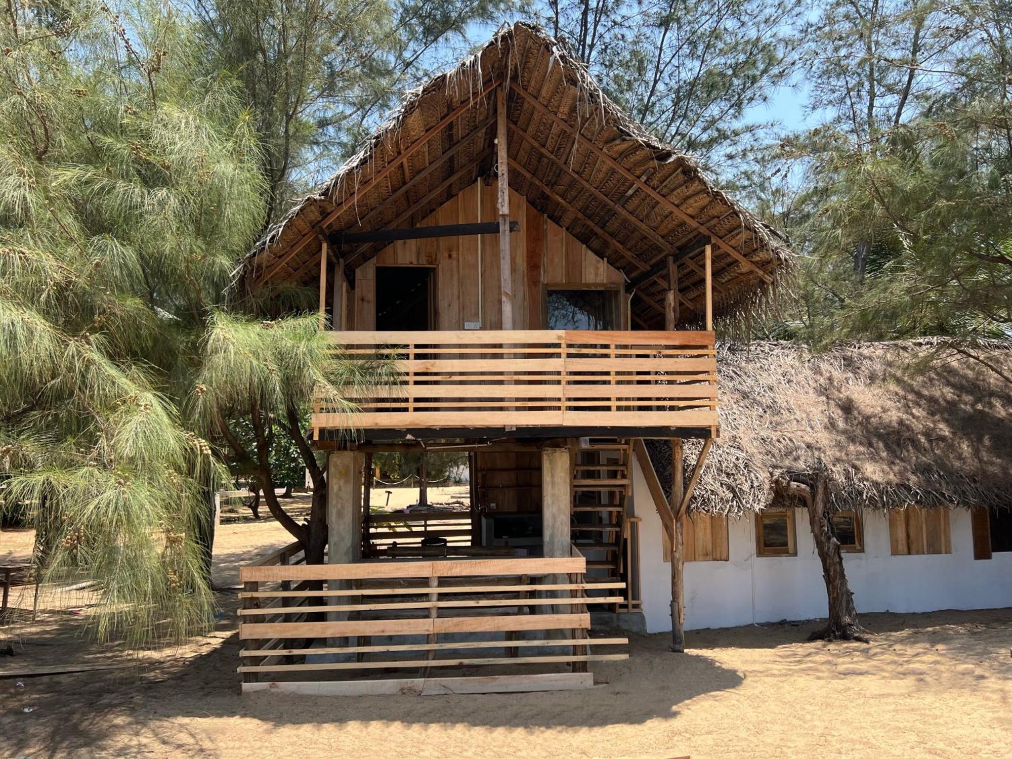 Sand Dune Beach Resort & Surf Camp Arugam Bay Bagian luar foto